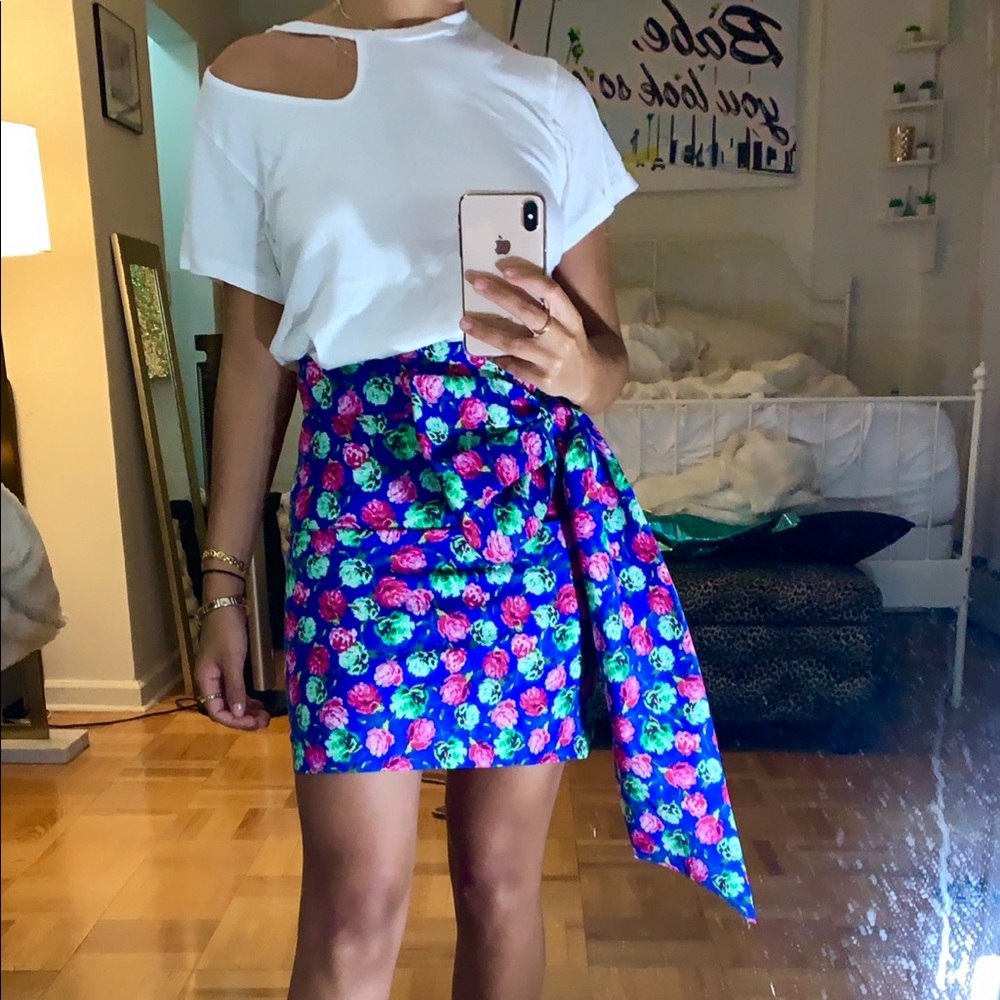 Stunning bold floral mini skirt with big side bow
